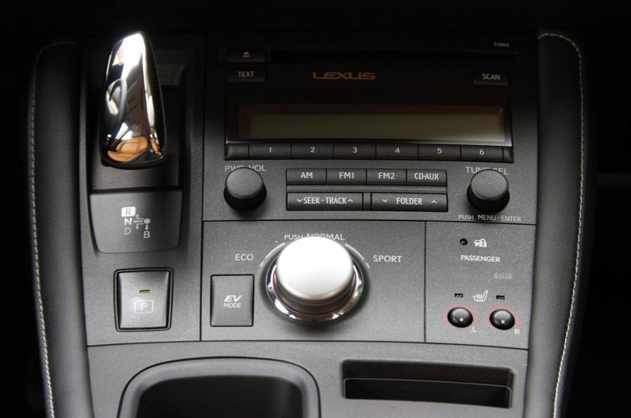  Lexus CT200h 2010 года  (фото 128 из 266)